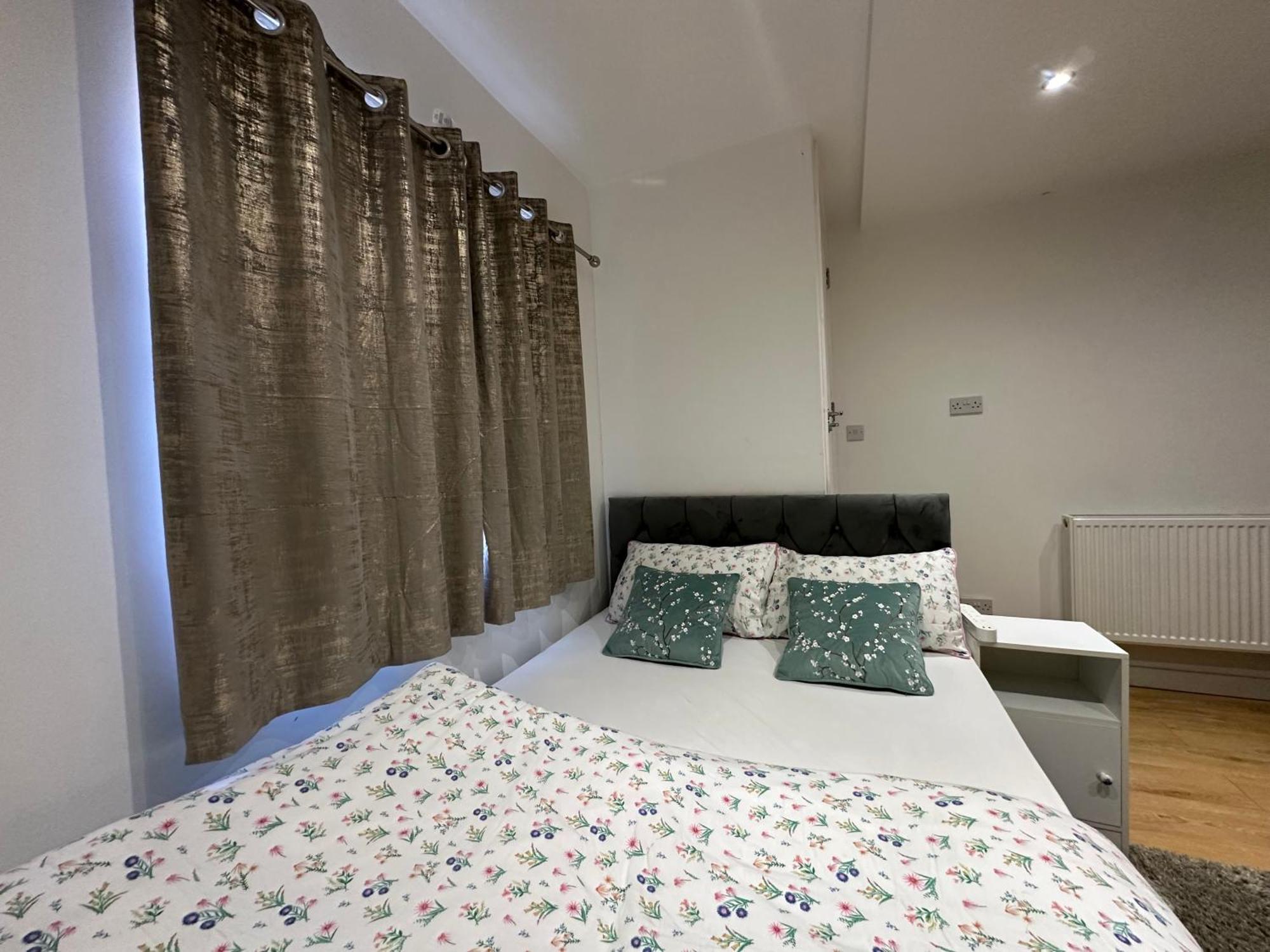 Pensión Smart Cosy/small Double In Oakridge Road Bromley *